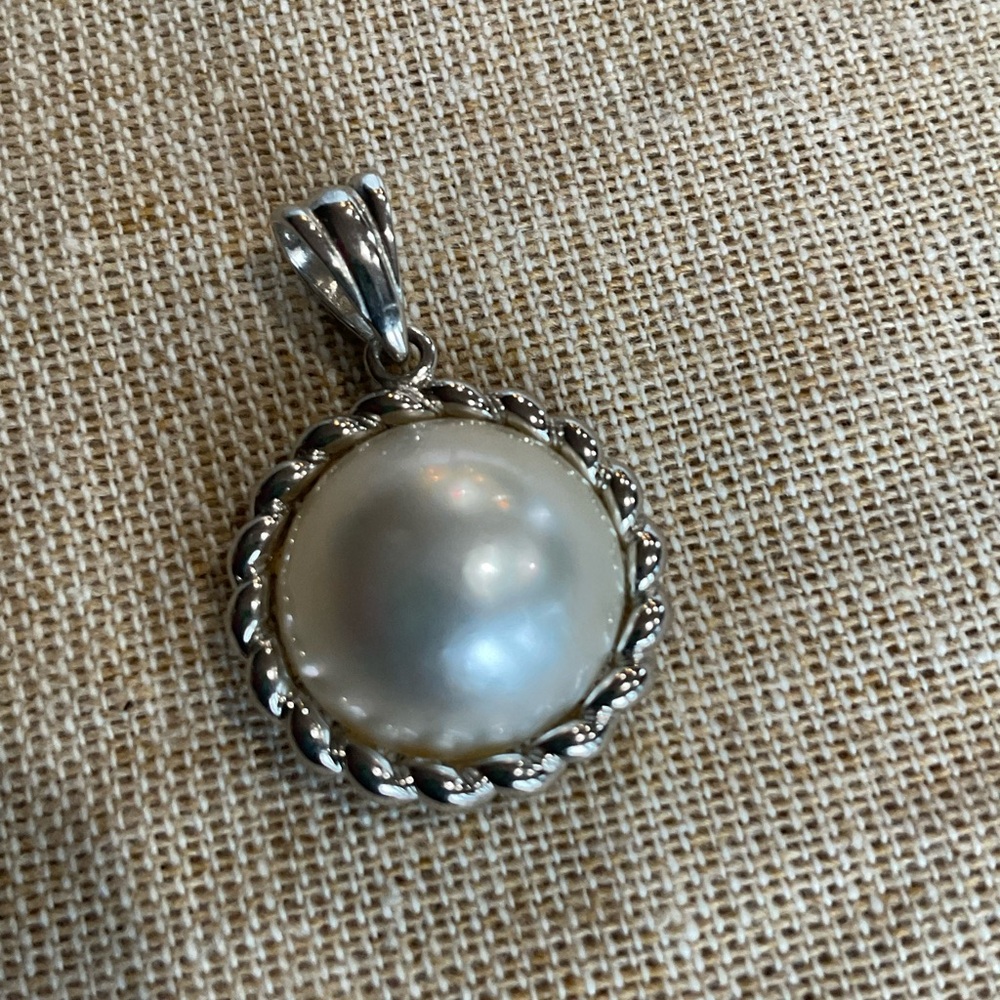 Elegant Silver Pearl Pendant